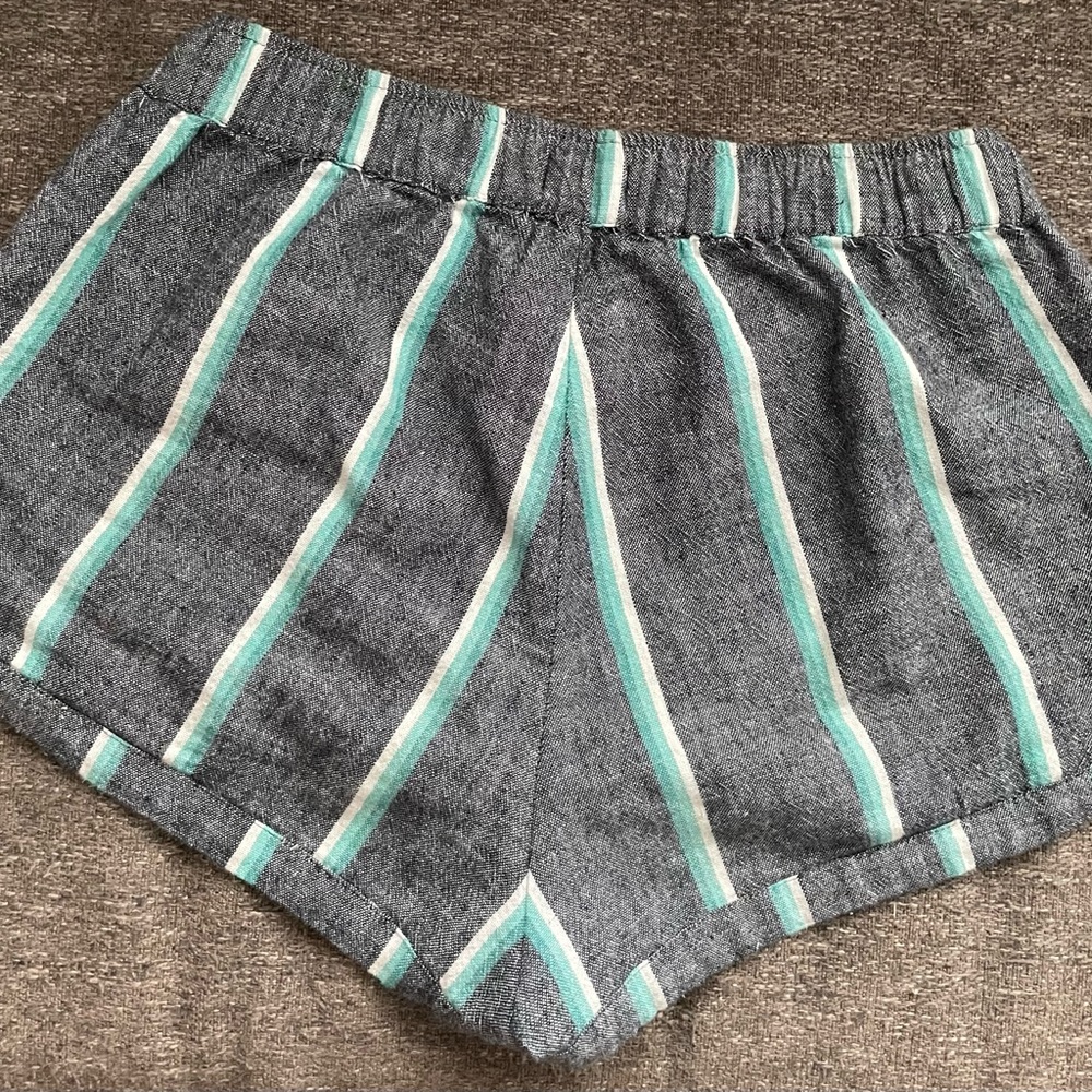 Woman’s Roxy Shorts - Picture 3 of 3